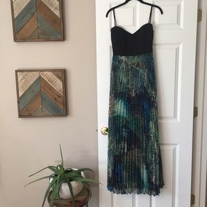 Laundry by Shelli Segal V-neck and Back Dress